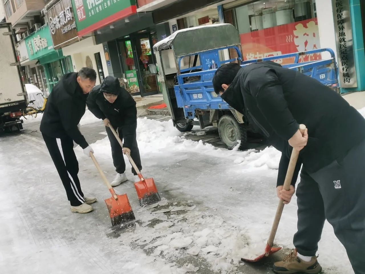 鏟冰除雪 溫暖相伴——天海集團(tuán)參與清冰障、除冰凍行動(dòng)